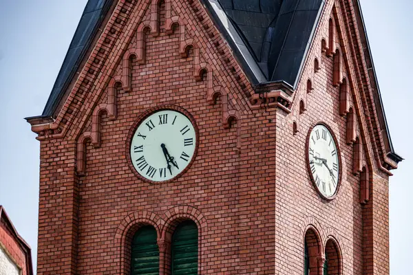 Saat Yüzlü Kırmızı Tuğla Kilise Kulesi ve Roma Rakamları