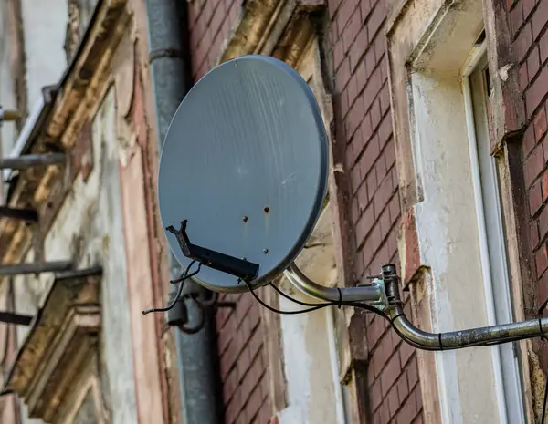 Brick Binasına Uydu Tabağı Bağlandı