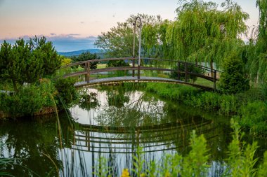 Bir düğün resepsiyonunda Gölün Üzerinde Ahşap Köprü