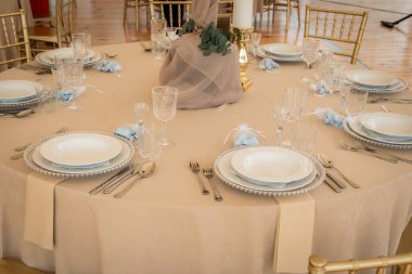 Bej masa örtüsü ve Altın Chiavari sandalyeli Boş Resepsiyon Masası Ayarları