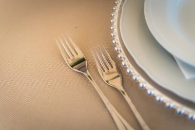 Çatal ve Tabaklarla Boş Düğün Resepsiyon Masası Ayarları