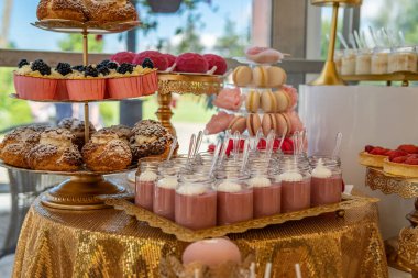 Boş Düğün Resepsiyonu Altın Aksanlı Tatlı Masası
