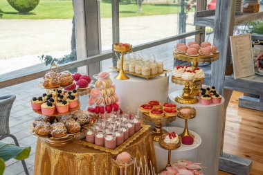 Boş Düğün Resepsiyon Salonu Tatlı Masası ile süslenmiş