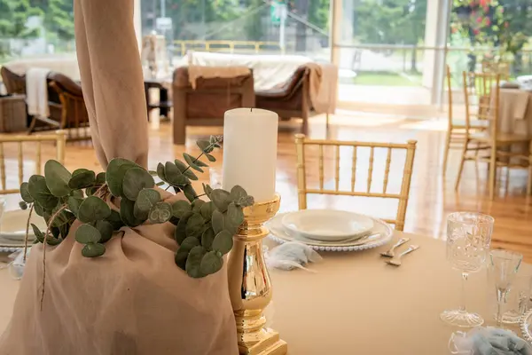 Beyaz Tabaklar ve Mumlarla Boş Düğün Resepsiyon Masası Ayarları