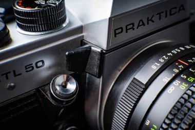 Bir Vintage Praktica mtl 'nin yakın çekim görüntüsü 50 Alman Film Kamerası Mercekleri ve Kontrolleri