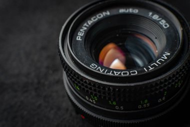 Klasik Pentacon 50 mm Kamera Karanlık bir yüzeye yakın çekim merceği