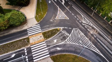 Şehir Bölgesi 'nde Çoklu Şeritler ve Yaya geçitleri içeren Karmaşık Yol Kavşağı
