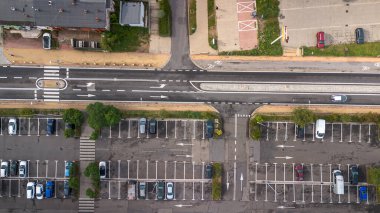 Gündüz saatlerinde Çoklu Otoparkla Meşgul Şehir Kavşağı 'nın Hava Görüntüsü