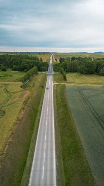 Vibrant Green Fields Çevrelenmiş Uzun Düz Ülke Yolu Hava Manzarası