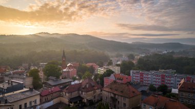Arka planda Dağları olan Manzaralı Alman Kasabası 'nda Çarpıcı Gün Doğumu
