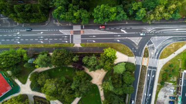 Açık Gündüz Şehir Parkı ve Yol Kesişiminin Hava Görüntüsü