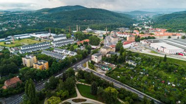 Arkaplanda Binalar ve Dağlar Olan Kırsal Manzaranın Hava Görüntüsü