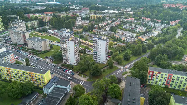Sabahın erken saatlerinde İkametgah Binaları ve Yeşil Alanlı Kentsel Mahalle Hava Görüntüsü