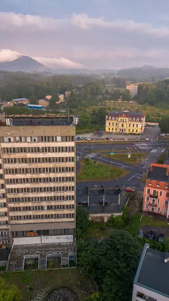 Walbrzych, Polonya - 08.03.2024: Walbrzych, Polonya 'da Terk Edilmiş Sudety Oteli Sabah Işığı Altında Keşfedilmesi