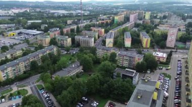 Şehirdeki Şehir Manzarası Renkli Binalar ve Yeşil Alanlar Gösterimi