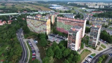 Bir banliyö bölgesindeki Renkli Konut Binaları ve Yeşil Alanlar Hava Görünümü