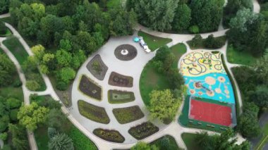 Oyun Alanı ve Manzaralı Güzel Bir Parkın Hava Görünümü