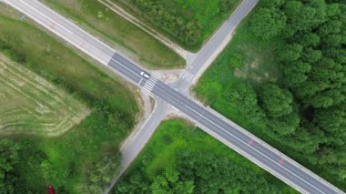 Kırsal alanda yemyeşil yemyeşil ile çevrili Kesişen Yol Kesişiminin Hava Görünümü