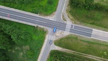 Yeşil Çevredeki Çoklu Araçlarla Meşgul Kesişiminin Hava Görünümü