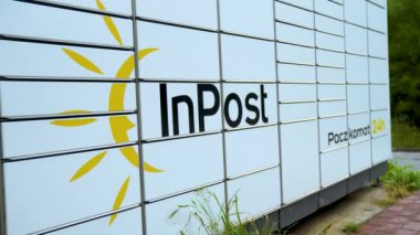 Walbrzych, Polonya - 08.03.2024: InPost Sp. - Hoşça kal. Polonyalı özel lojistik operatörü