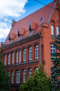 Mavi Gök Altındaki Ağaçlarla çevrili Kırmızı Çatılı Tarihi Tuğla Binası