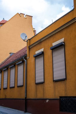 Güneşli bir günde Pencereleri Pencereli Renkli Şehir Geçidi ve Uydu Çanağı