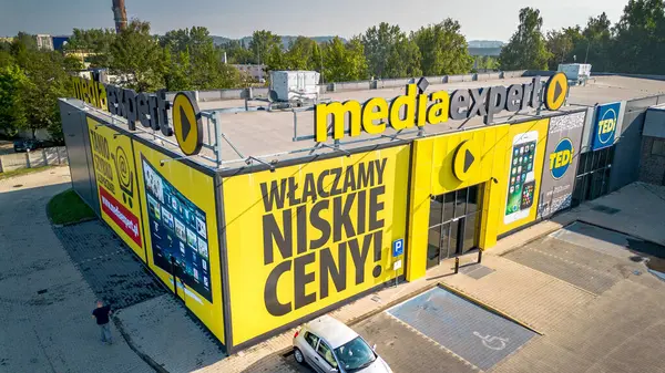 Walbrzych, Polonya - 08.10.2024: Medya Uzmanı Polonya tüketici elektroniği satan süpermarket zinciri