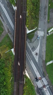 Bir kentsel alanda kesişen tren raylarının ve karayollarının hava görüntüsü