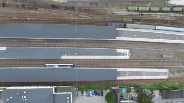 Tren istasyonunun gündüz raylı ve platformlu havadan görüntüsü