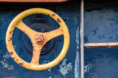 Mavi metal arka planda sarı vana makine mühendisliği demiryolu teknolojisi