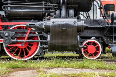 Tren istasyonunda yakalanan eski bir buhar treninin paslı detayları.