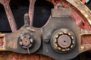 Eski paslı buharlı tren mekanik tekerlekleri ve dişli mühendisliği arka planının detaylı görüntüsü