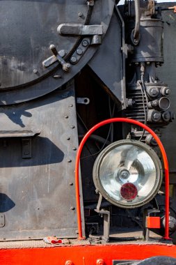 Paslı bir buharlı trenin baş lambasının ayrıntıları.