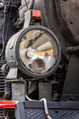 Eski paslı bir buharlı trenin eski teknoloji aydınlatma kavramının detaylı görüntüsü.