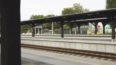 Jaworzyna slaska, Polonya - 08.10.2024: Koleje dolnoslaskie Polonya 'da bir yolcu treni operatörü