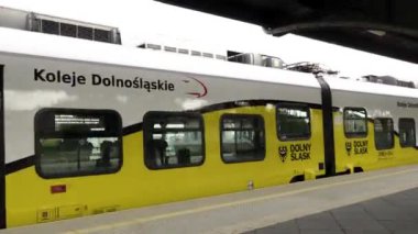 Jaworzyna slaska, Polonya - 08.10.2024: Koleje dolnoslaskie Polonya 'da bir yolcu treni operatörü