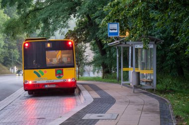 Walbrzych, Polonya - 08.10.2024: Walbrzych halk otobüsüyle kentin yeşil sokaklarında toplu taşıma