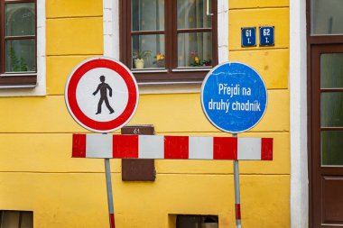 Çek yol işaretleri, Czech 'te başka bir kaldırımdan geçmek için yaya uyarısı ve yönü.