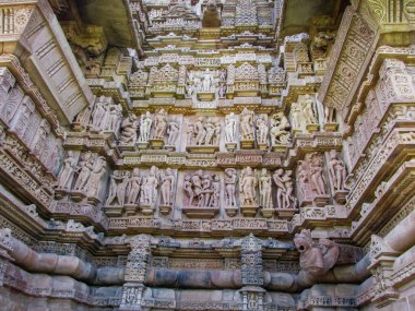 Khajuraho, milletvekili, Hindistan - 11, 30, 2013: Madhya Pradesh, Hindistan 'daki Khajuraho tapınaklarının karmaşık oymaları