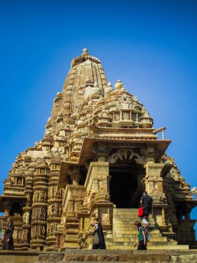 Khajuraho, milletvekili, Hindistan - 11, 30, 2013: Madhya Pradesh, Hindistan 'daki Khajuraho tapınaklarının karmaşık oymaları