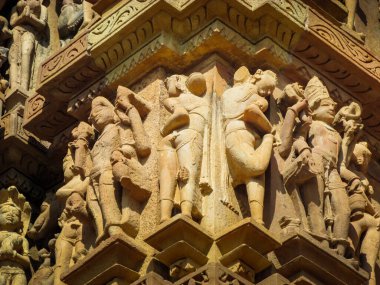 Khajuraho, milletvekili, Hindistan - 11, 30, 2013: Madhya Pradesh, Hindistan 'daki Khajuraho tapınaklarının karmaşık oymaları