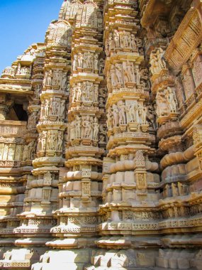 Khajuraho, milletvekili, Hindistan - 11, 30, 2013: Madhya Pradesh, Hindistan 'daki Khajuraho tapınaklarının karmaşık oymaları