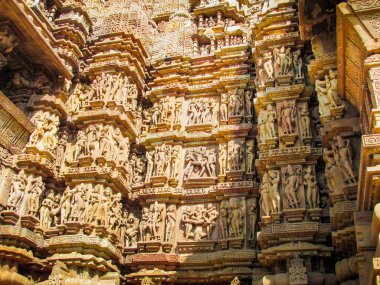 Khajuraho, milletvekili, Hindistan - 11, 30, 2013: Madhya Pradesh, Hindistan 'daki Khajuraho tapınaklarının karmaşık oymaları
