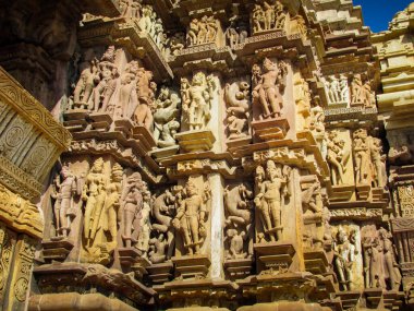 Khajuraho, milletvekili, Hindistan - 11, 30, 2013: Madhya Pradesh, Hindistan 'daki Khajuraho tapınaklarının karmaşık oymaları