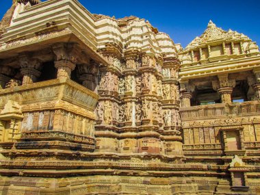 Khajuraho, milletvekili, Hindistan - 11, 30, 2013: Madhya Pradesh, Hindistan 'daki Khajuraho tapınaklarının karmaşık oymaları