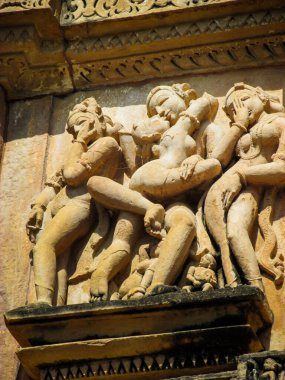 Khajuraho, milletvekili, Hindistan - 11, 30, 2013: Madhya Pradesh, Hindistan 'daki Khajuraho tapınaklarının karmaşık oymaları