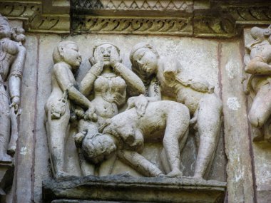 Khajuraho, milletvekili, Hindistan - 11, 30, 2013: Madhya Pradesh, Hindistan 'daki Khajuraho tapınaklarının karmaşık oymaları