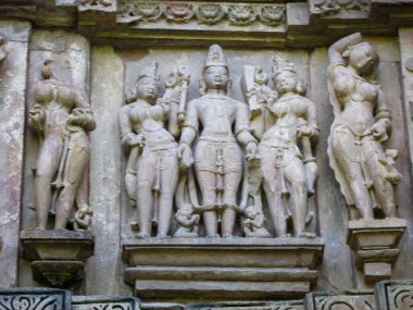 Khajuraho, milletvekili, Hindistan - 11, 30, 2013: Madhya Pradesh, Hindistan 'daki Khajuraho tapınaklarının karmaşık oymaları