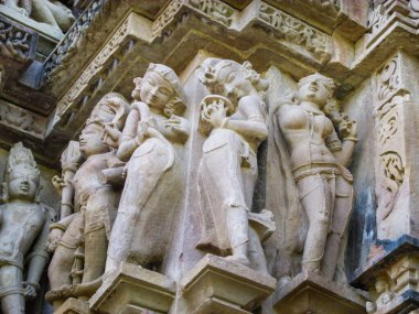 Khajuraho, milletvekili, Hindistan - 11, 30, 2013: Madhya Pradesh, Hindistan 'daki Khajuraho tapınaklarının karmaşık oymaları