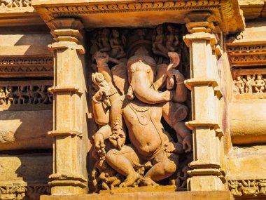 Khajuraho, milletvekili, Hindistan - 11, 30, 2013: Madhya Pradesh, Hindistan 'daki Khajuraho tapınaklarının karmaşık oymaları